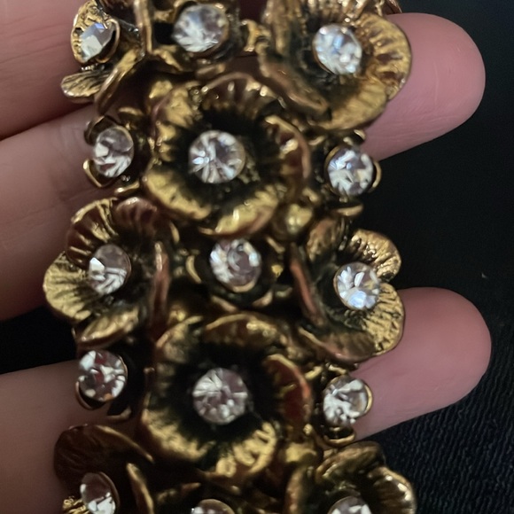 🖤Gold Tone Pansy Rhinestone Stretch Bracelet. - Picture 3 of 8